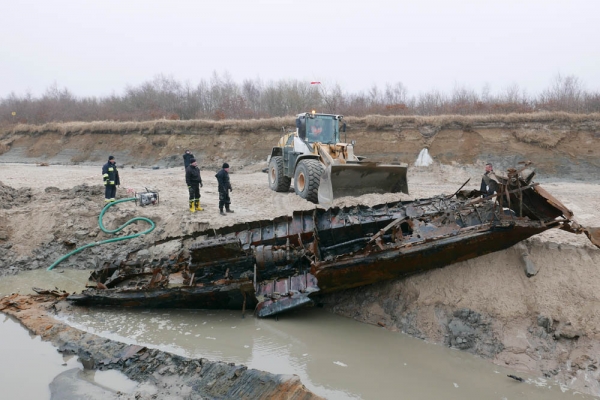 Wrak w Podczelu wydobyty [VIDEO]